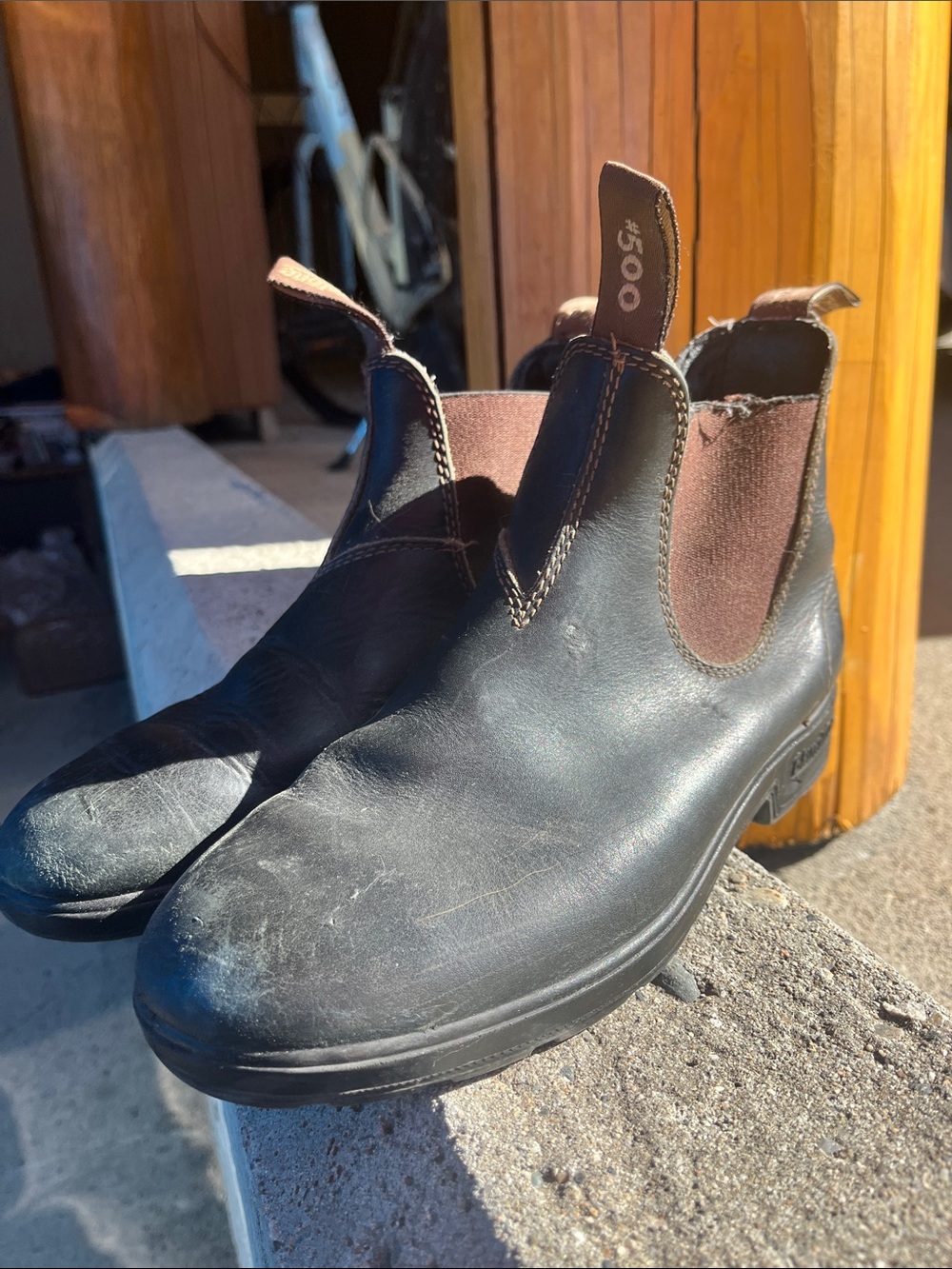 Blundstone 500’s Black Leather Chelsea Boots with Brown Elastic Panels